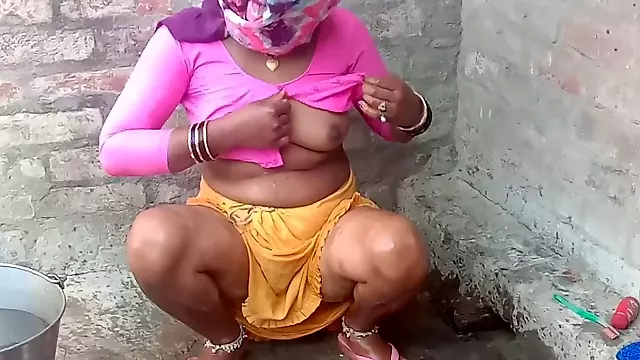 भारतीय स्नान, खुले में नहाते हुए वीडियो, स्नान घर मै चौदना, बाथरूम वीडियो इंडियन, इंडियन भाभी सेक्स