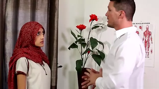 Muslim babe leaves only her hijab on