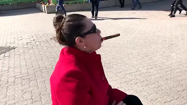 Javno Amateri, Pusi Cigaru
