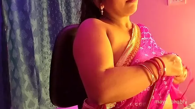 Seductive Indian Bhabhi satisfies her sexual cravings by teasingly revealing her ample assets.
