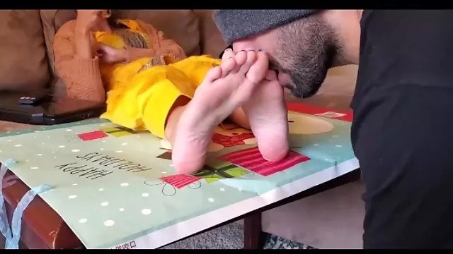 beautiful feet get worshiped and cumshot explosion on feet